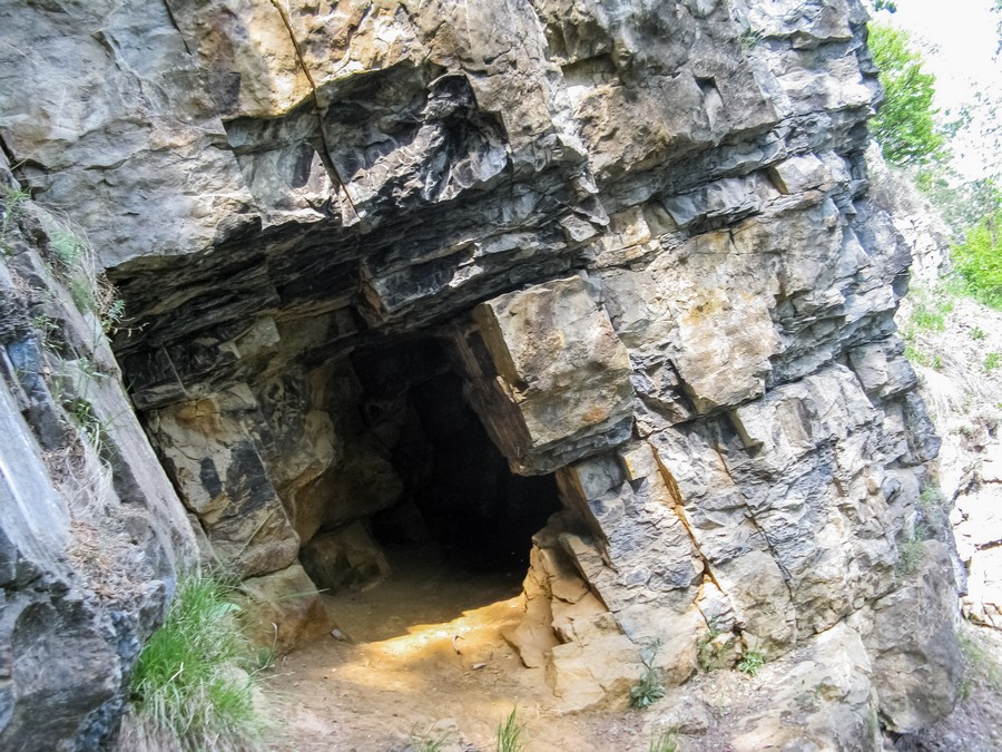 Курьи двери. Пещера Гебауэра сухой Лог. Сухой Лог горы Свердловская область. Скала чертов стул сухой Лог. Скала чёртов стул Курьи.